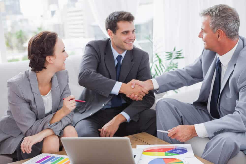Pessoas apertando as mãos. Ilustração do texto sobre contrato de franchising.