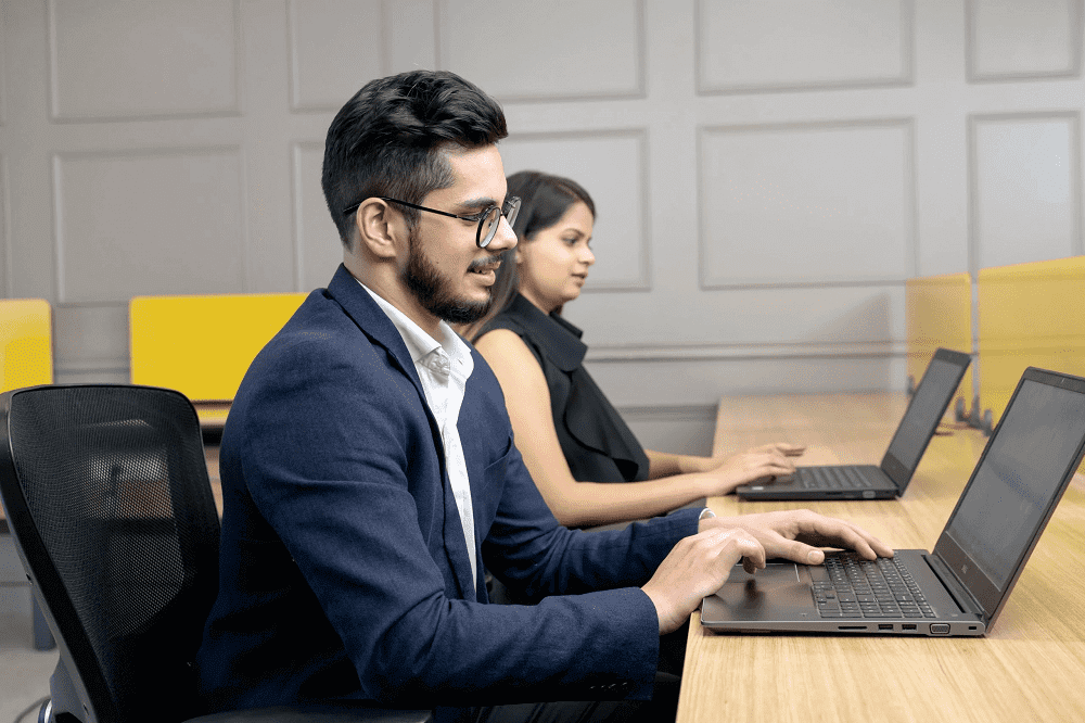 homem e mulher em escritório usando computador em mesa de madeira ilustração de abrir uma empresa