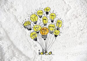 Desenho de várias lâmpadas amarelas acessas juntas como se fossem balões de ideias. Imagem ilustrativa do texto boas ideias para pequenos negócios.