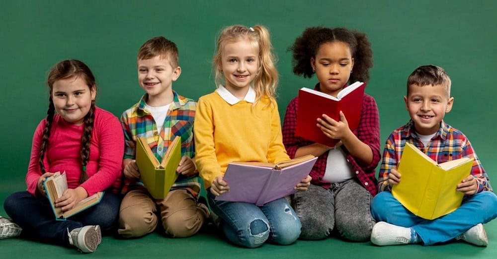 grupo de crianças segurando livros sob fundo verde ilustração de franquia escola infantil