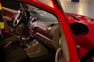 interior de carro vermelho com portas abertas ilustração de franquia vistoria veicular