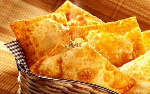Cesta com pastéis fritos douradinhos. Ilustração do texto sobre franquia de pastel.