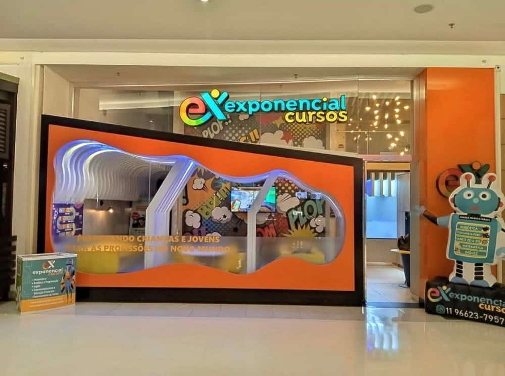 Imagem fachada de uma loja Exponencial Cursos em shopping.