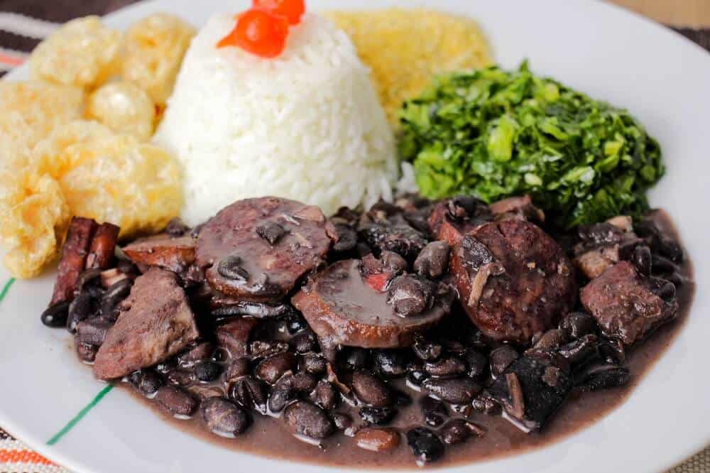 Prato de feijoada com arroz e batata.