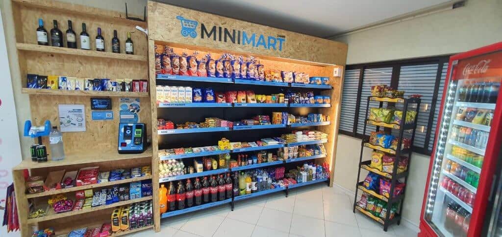 Prateleiras de produtos da franquia Minimart 24hrs.