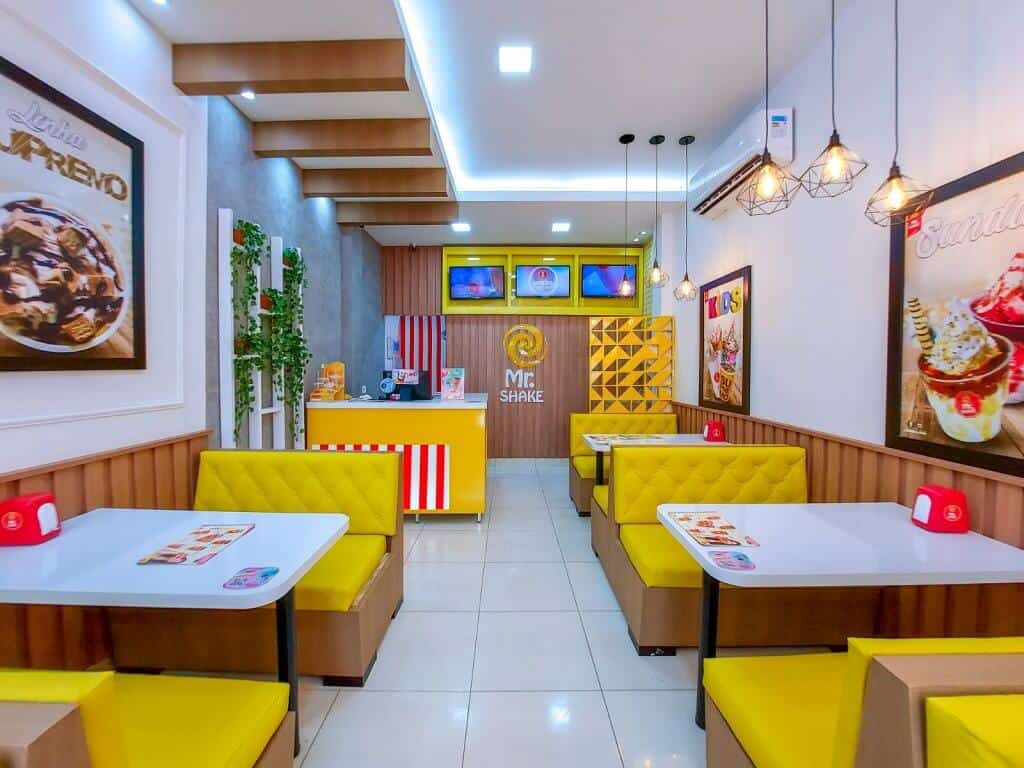 Interior loja Mr. Shake, com logomarca na parede
