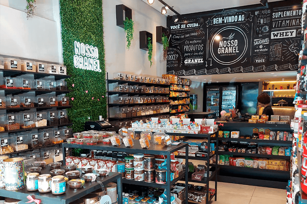 Interior da loja Nosso Granel, com prateleiras.
