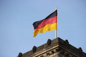 Bandeira da Alemanha nas cores, preta, amarela e vermelha. Ilustração do texto sobre abrir franquia na Alemanha.