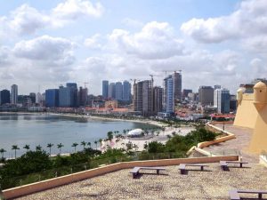 Imagem da capital Luanda com a baía e prédios em volta. Ilustração do texto sobre abrir franquia na Angola.