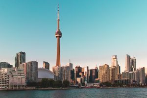 Cidade de Toronto vista com céu azul. Ilustração do texto sobre abrir franquia no Canadá.