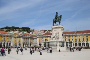 Praça do Comércio em Portugal. Observa-se céu azul. Ilustração do texto sobre abrir empresa em Portugal.