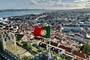 Bandeira de Portugal nas cores verde e vermelho. Ilustração do texto sobre como ganhar dinheiro em Portugal.