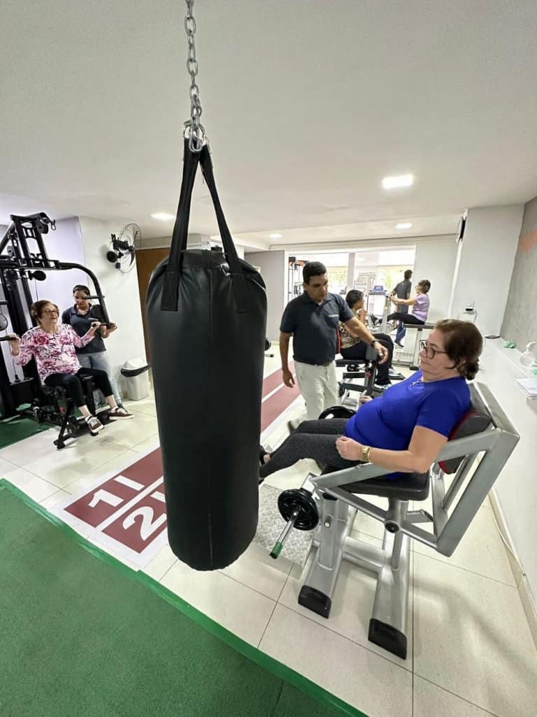 Paciente fazendo exercício com profissional no Reativare.