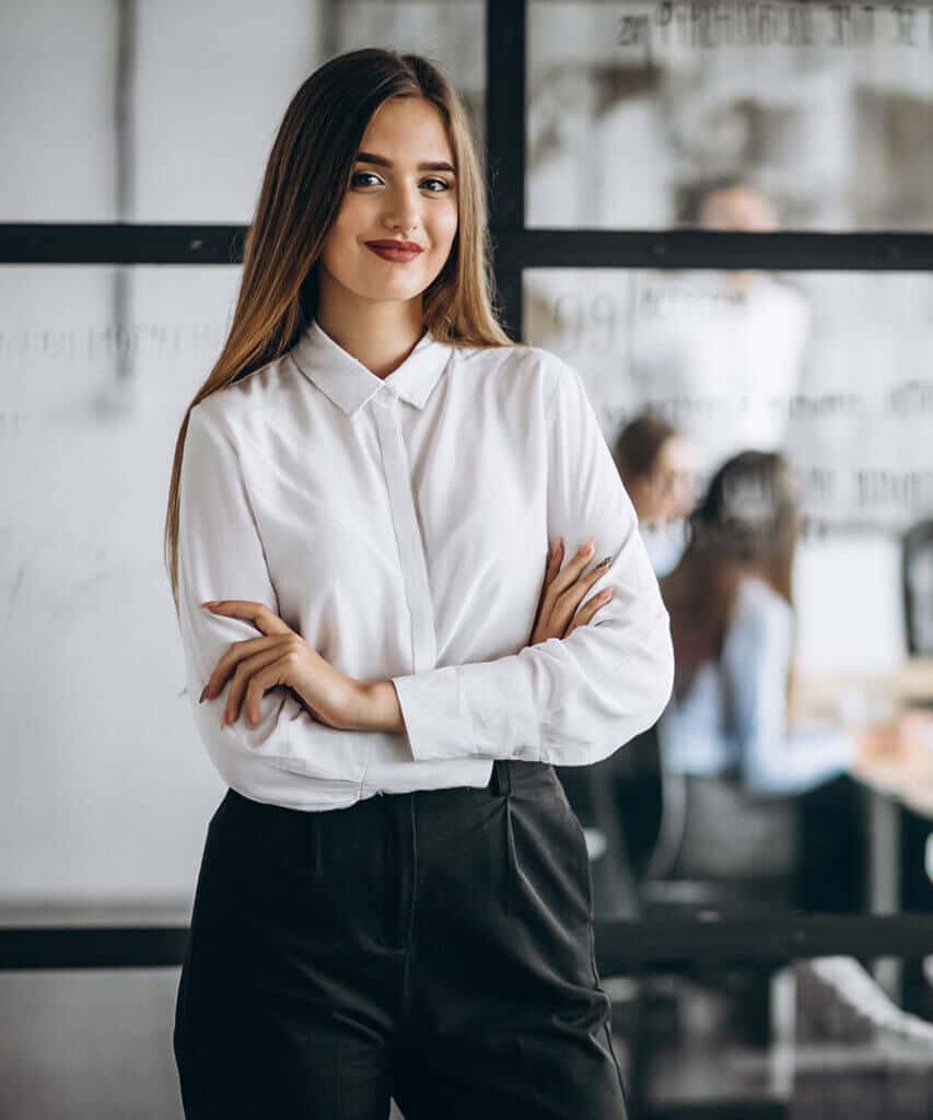 Mulher sorridente usando blusa social branca. Ilustração de história da marca Top Franquia.