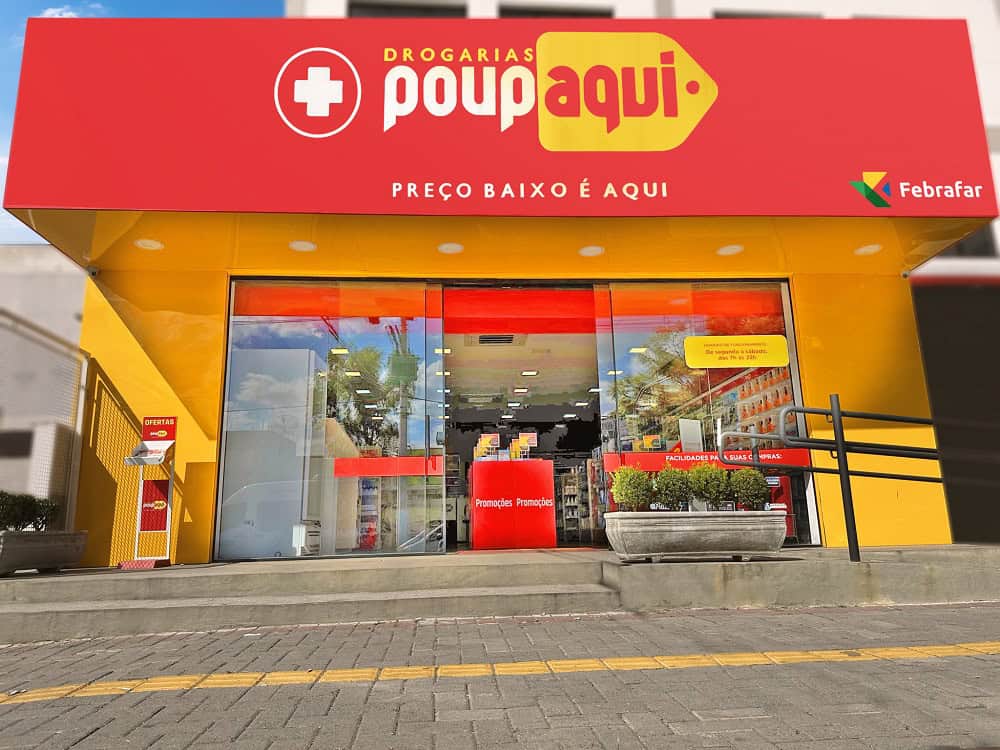 Fachada de uma unidade da Drogarias Poupaqui.