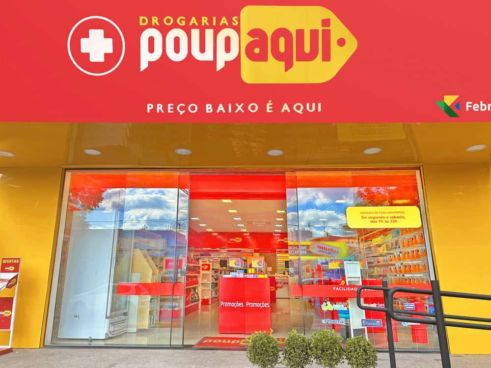 Fachada de uma unidade da Drogarias Poupaqui.