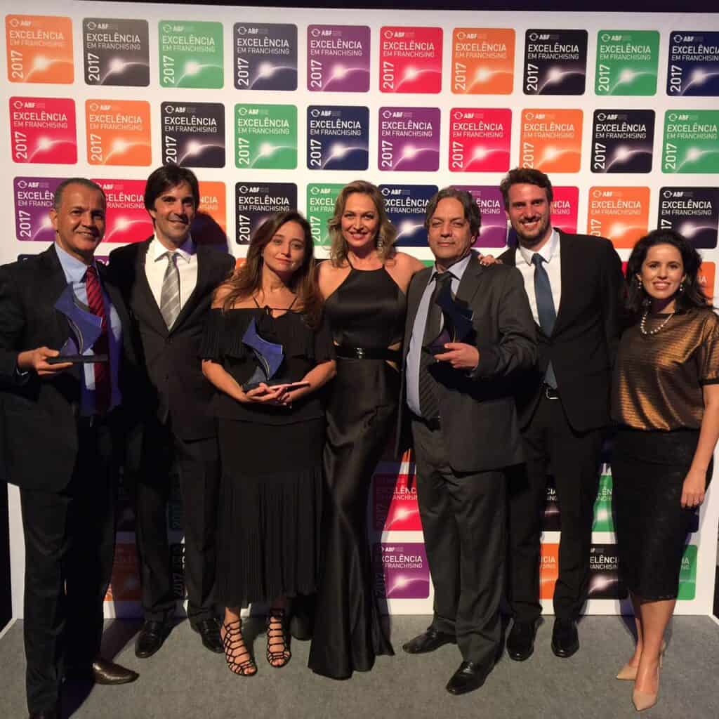 Equipe da franquia UPTIME recebe prêmio para a marca.