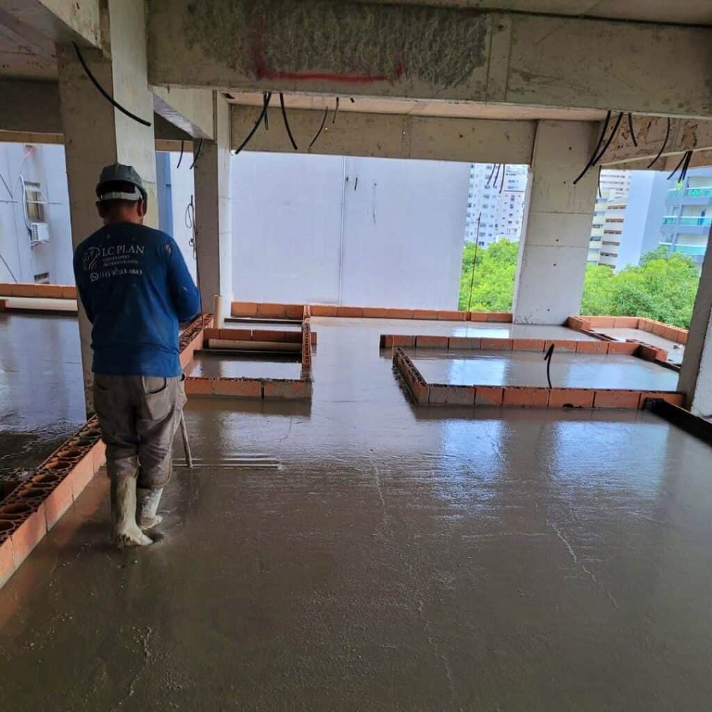 Trabalhador executando o contrapiso SuperNível.