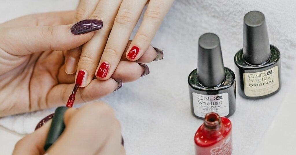 manicure no salao de beleza